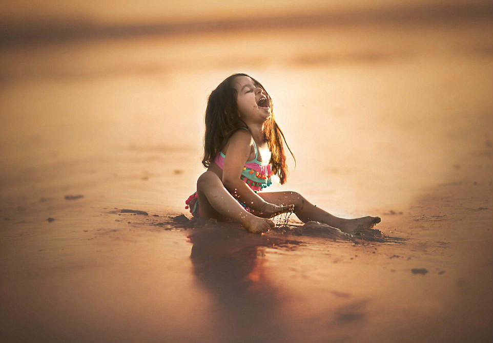 阿雅特開心的在海灘玩耍。(圖片來源：Facebook／But Natural Photography)