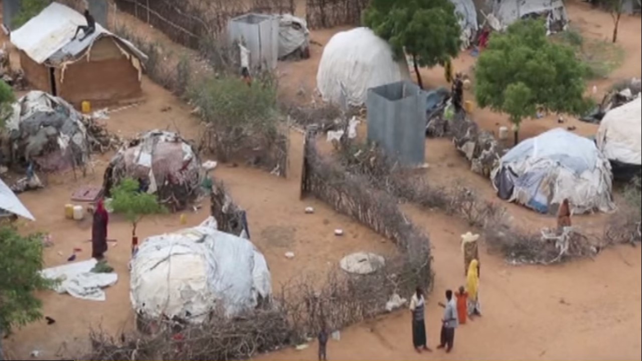 全世界最大的達達阿比（Dadaab）難民營。（圖片來源：翻攝自youtube）