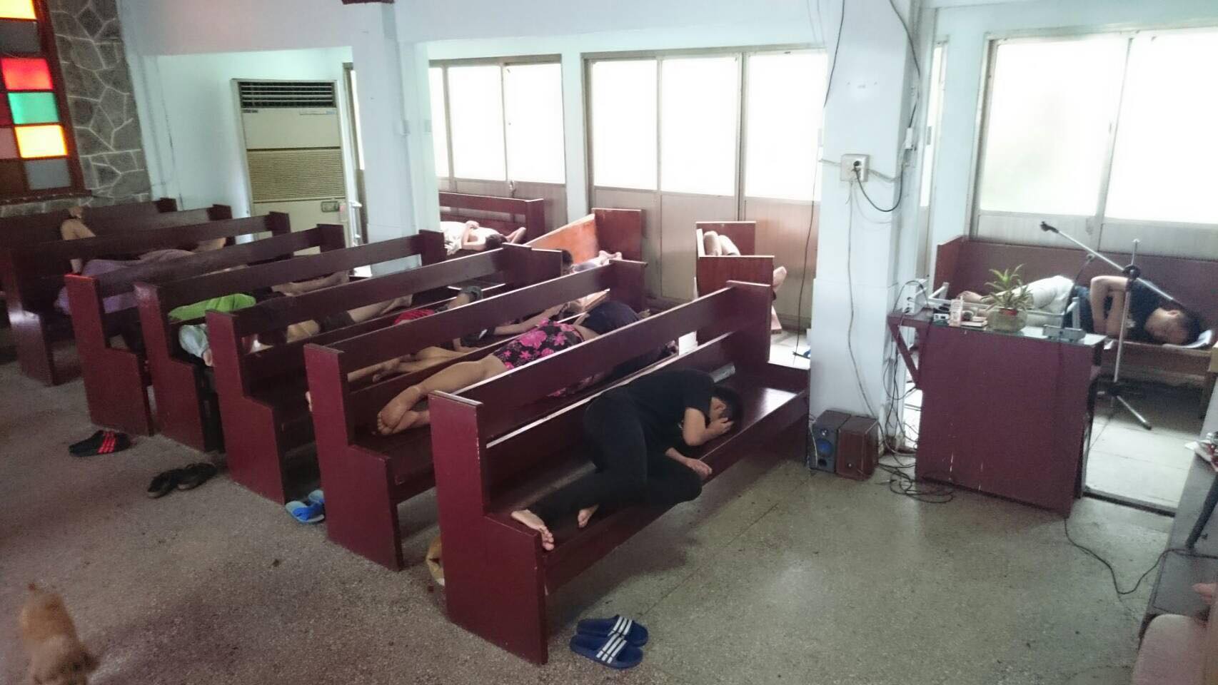 花蓮主愛之家1日遭到火災，24名學員暫時睡在教堂的長椅上。 圖片來源：主愛之家粉絲專頁
