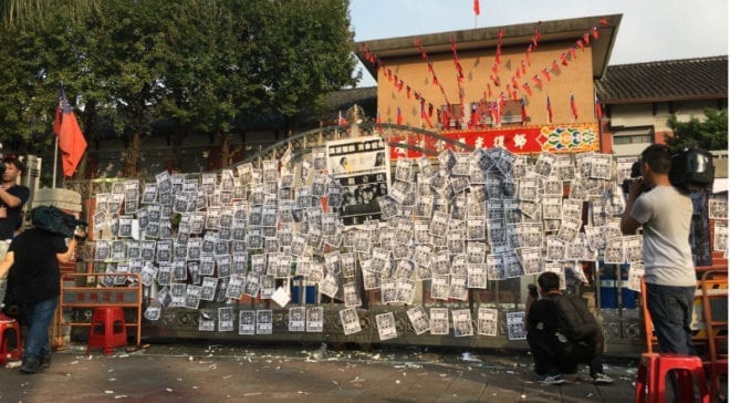 勞團在立院外抗議，貼滿抗議紙條。 圖片來源：馮紹恩攝