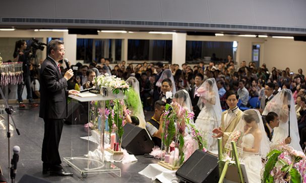 台中旌旗教會主任牧師蕭祥修，為20對新人勉勵時表示：要敢生！（照片由旌旗教會提供）