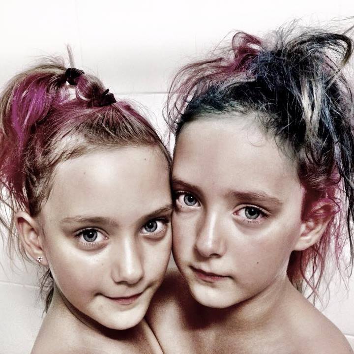 雙胞胎姊妹形影不離，感情十分要好。(圖片來源：facebook／Kate Lucas)