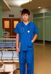 李國毅在公視「麻醉風暴2」飾演技術高超的年輕外科醫生「熊崽」。（圖片來源：公視提供）