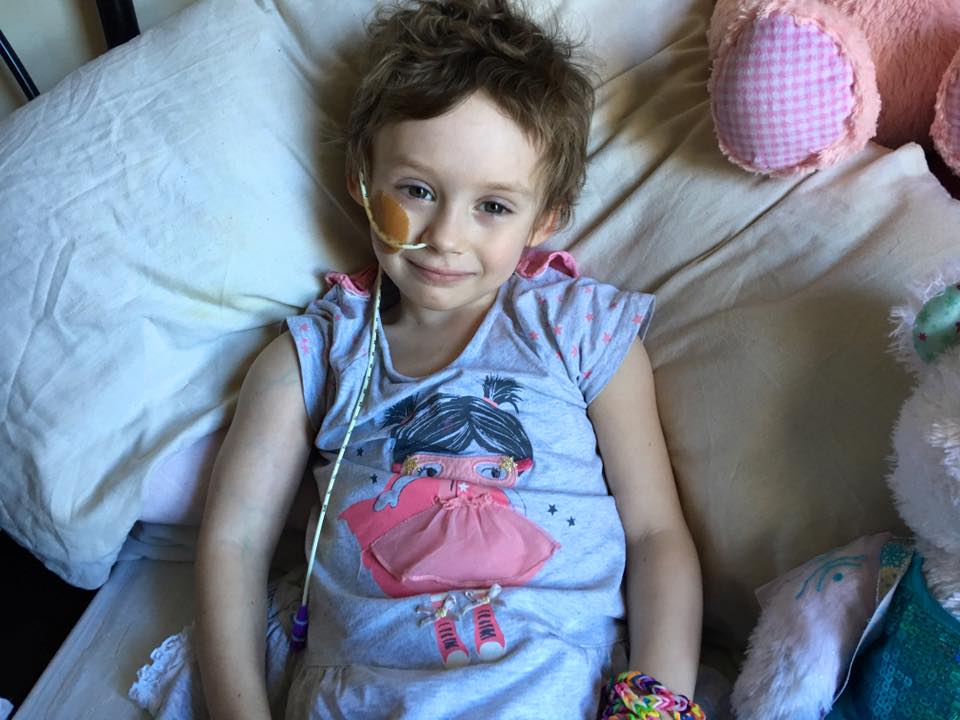 可愛的小女孩癌症末期躺在病床上。（圖片來源：Jessica Whelan - A fight against Neuroblastoma臉書）
