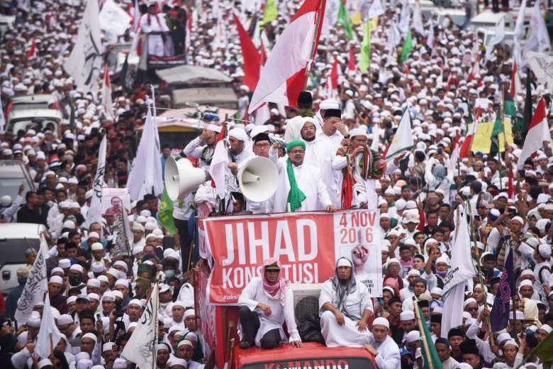 11月4日在印尼亞雅加達有逾10萬穆斯林遊行抗議，要求鍾萬學下台。（圖片來源/翻攝自網路） 