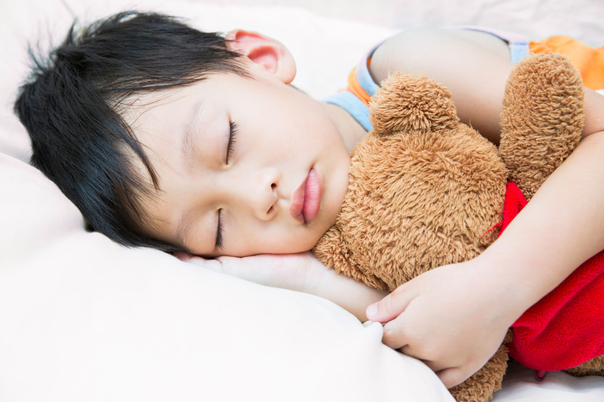 Азиатки мамы спят. Спящий ребенок. Спящий мальчик. Здоровый сон ребенка.