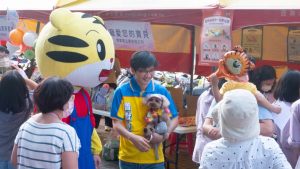 曾獻瑩帶著毛小孩，與現場民眾共度溫馨愉快的園遊會。（圖：風向新聞攝影）
